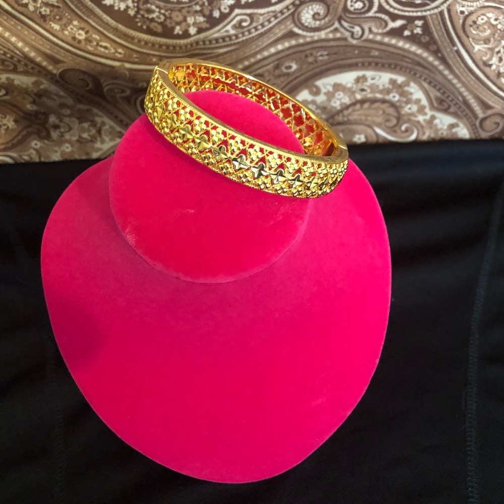 ❌SOLD❌14k Gold Plated Square Design Bangle - Picture 1 of 8